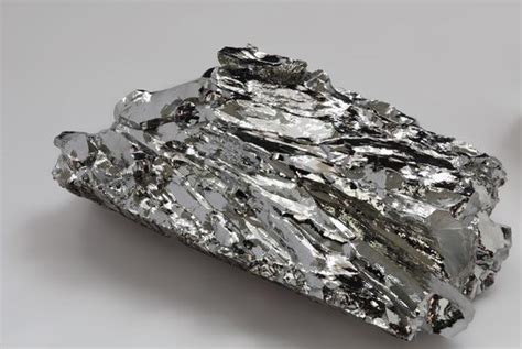  Rhodium: คุณสมบัติที่โดดเด่นในอุตสาหกรรมยานยนต์และเครื่องประดับ!